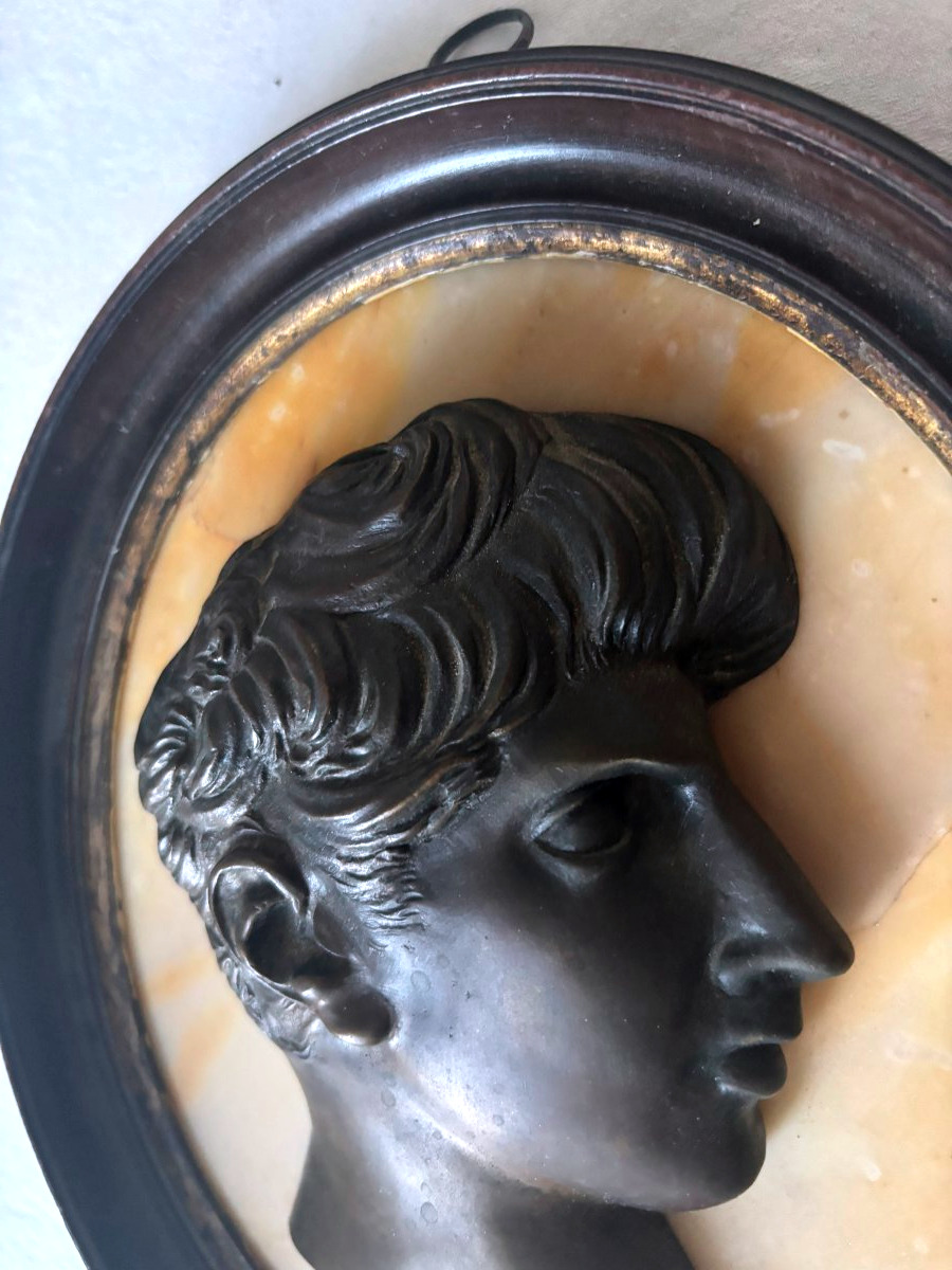 Médaillon profil d'un Dandy en bronze patiné-photo-1