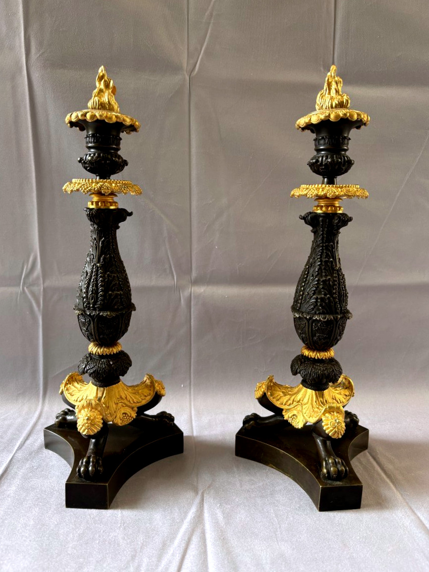 Grande paire de bougeoirs Restauration en bronze à double patine