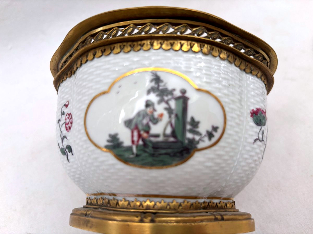 Covered Jar Made Of German Porcelain And Gilded Bronze-photo-3