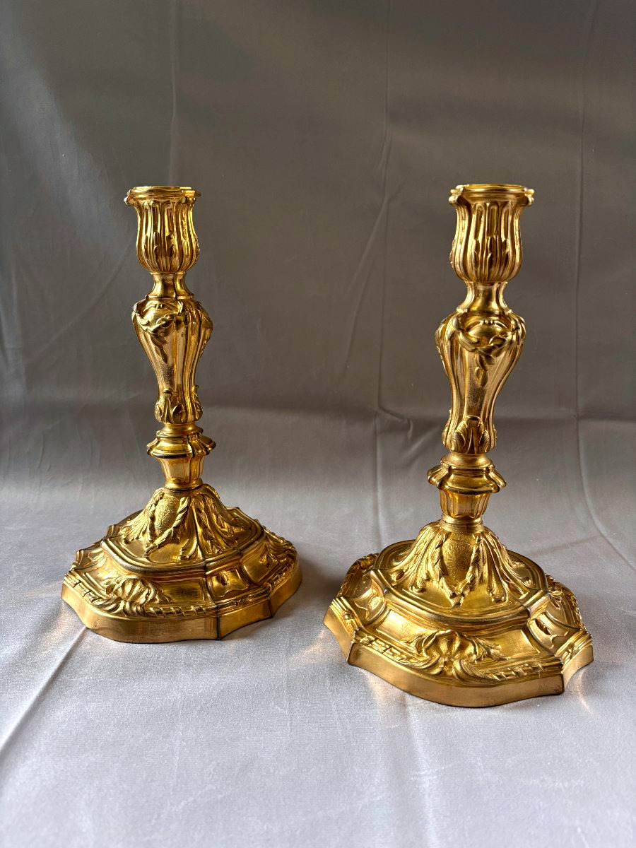 Paire de flambeaux Epoque Louis XV bronze doré et armoiries-photo-3