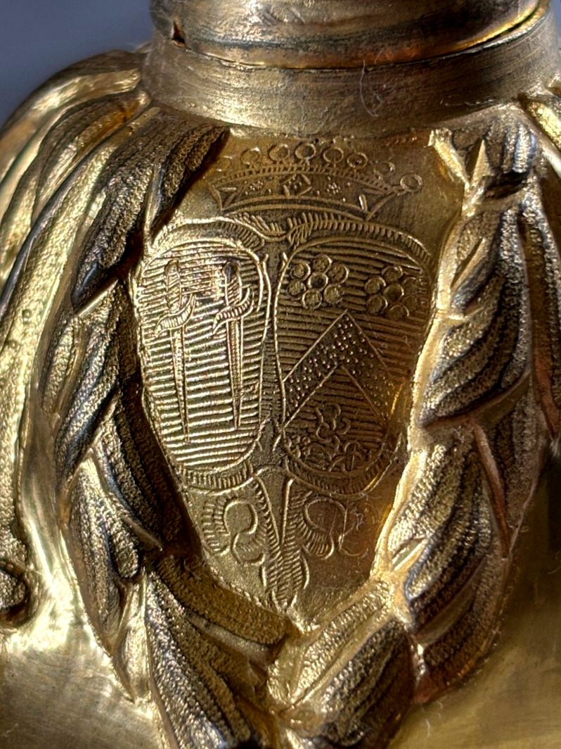 Paire de flambeaux Epoque Louis XV bronze doré et armoiries-photo-1