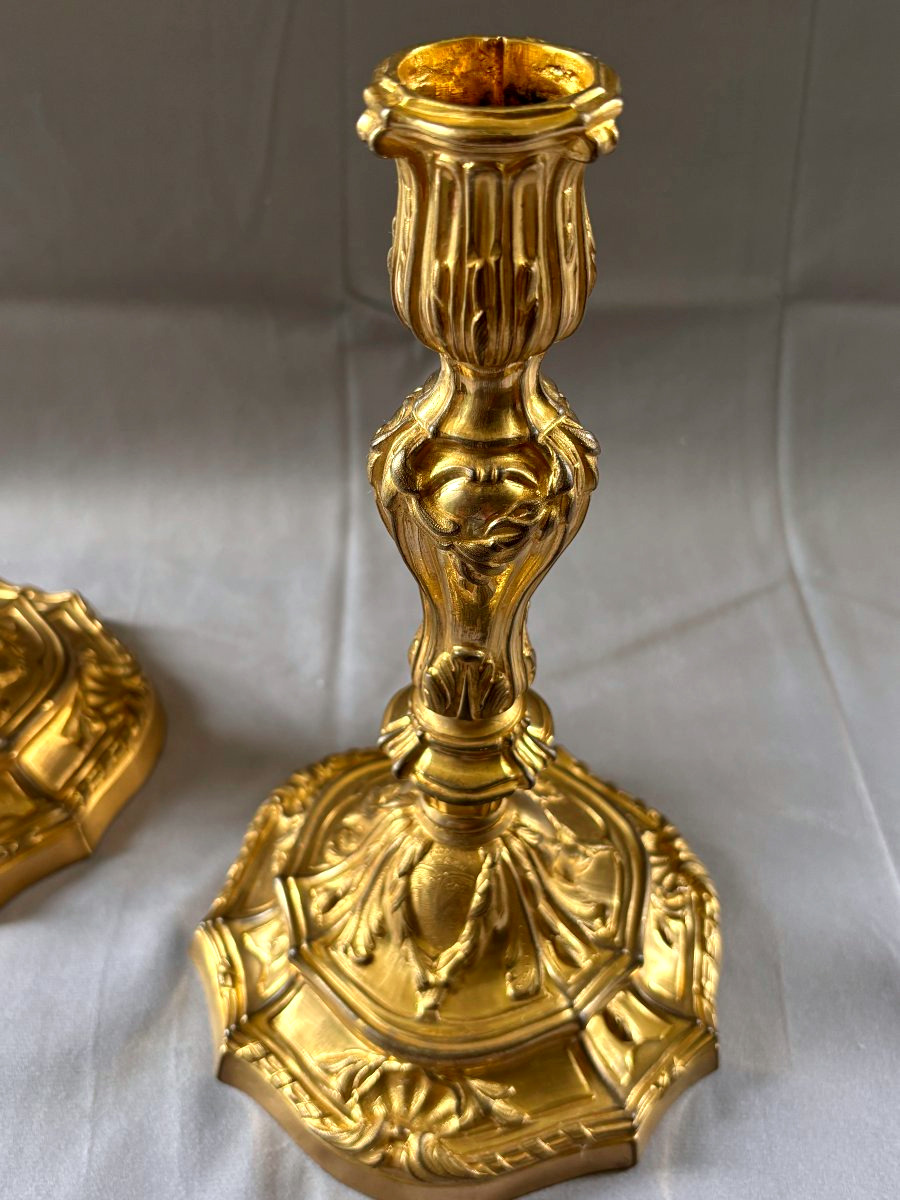 Paire de flambeaux Epoque Louis XV bronze doré et armoiries-photo-2