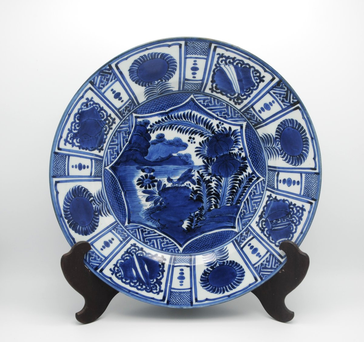 Japon - Grand plat en porcelaine d’Arita à décor 'kraak, époque Edo 1670–1690