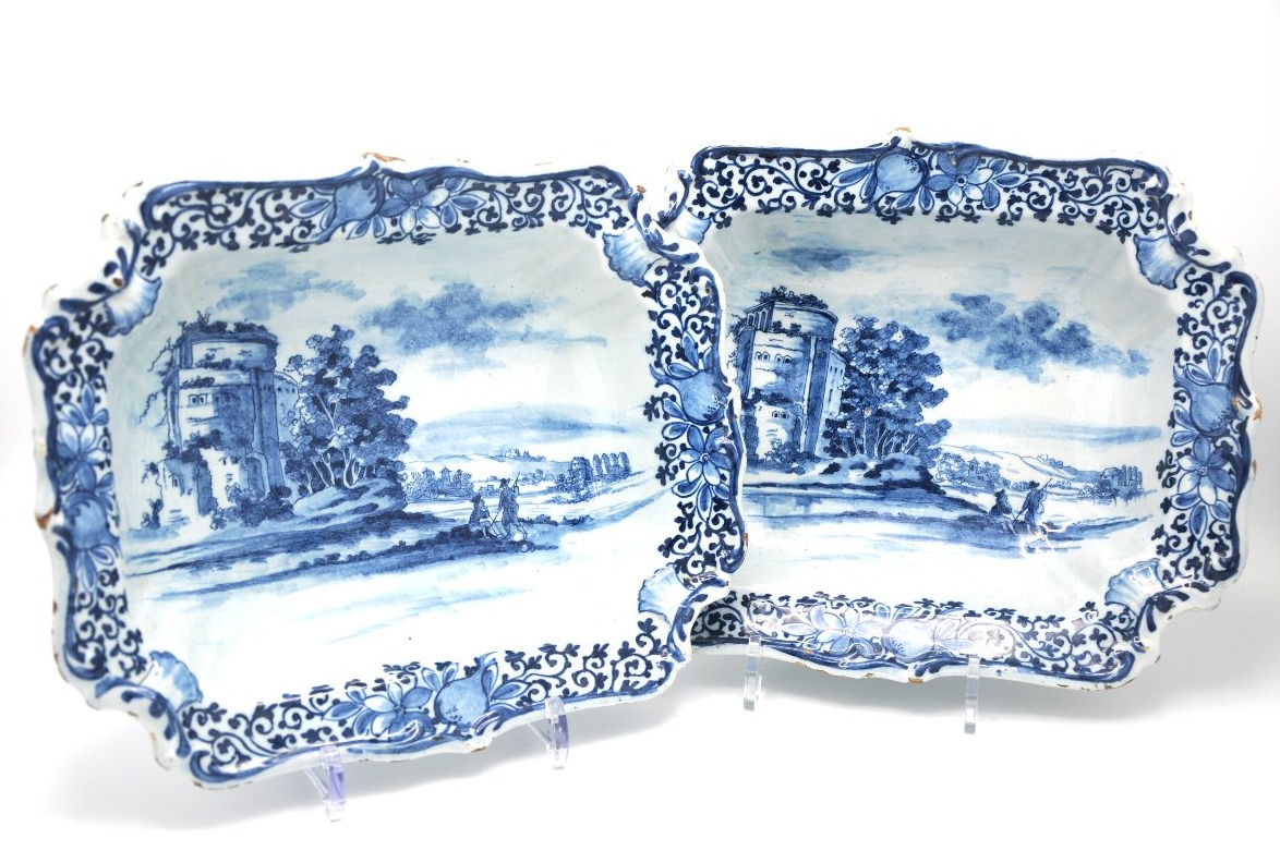 Paire de saladiers rococo en faïence de Delft à décor de paysage italien, milieu du XVIII