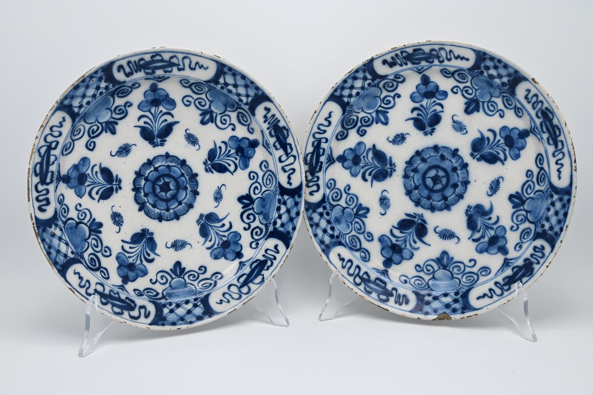 Paire d’assiettes en faïence de Delft, début du XVIIIe siècle-photo-2