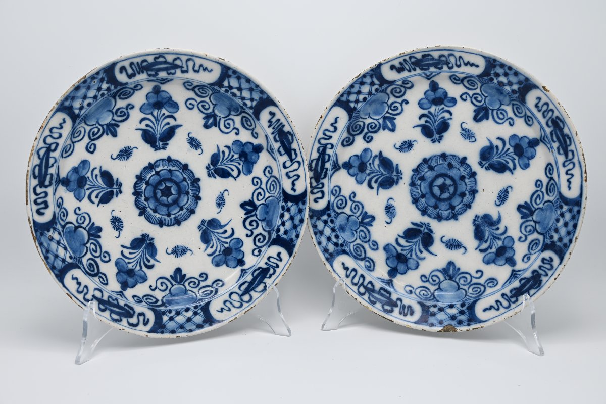 Paire d’assiettes en faïence de Delft, début du XVIIIe siècle