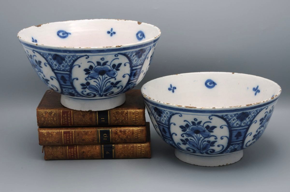 Paire de bols en faïence de Delft en camaieu blue, XVIIIe siècle