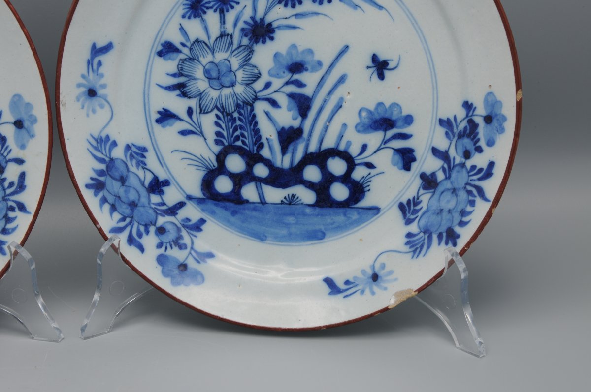 Paire d’assiettes en faïence de Delft à décor en camaïeu bleu, XVIIIe siècle-photo-1