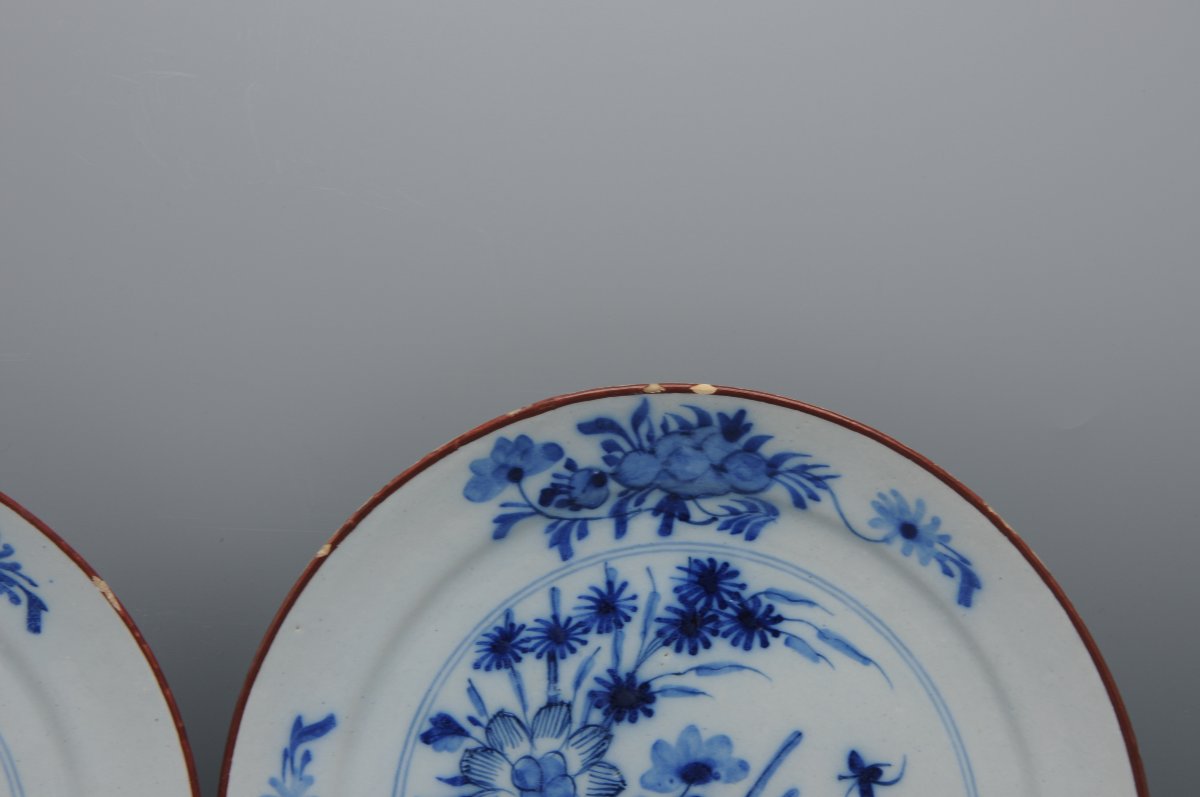 Paire d’assiettes en faïence de Delft à décor en camaïeu bleu, XVIIIe siècle-photo-2