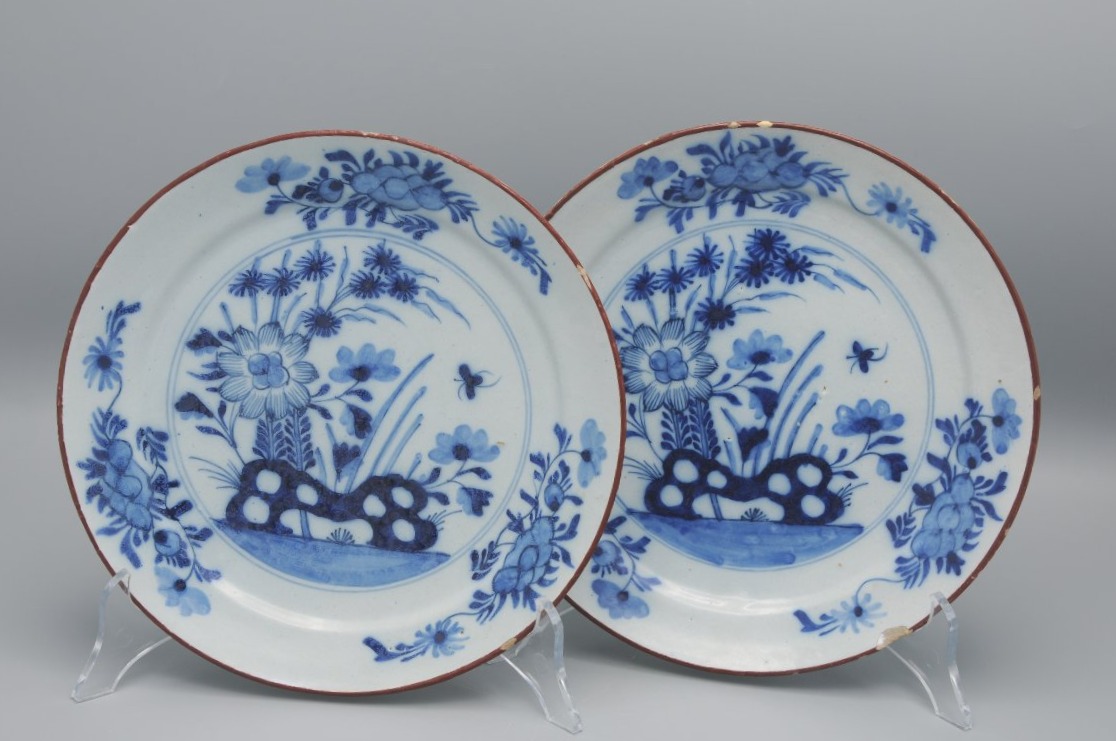 Paire d’assiettes en faïence de Delft à décor en camaïeu bleu, XVIIIe siècle