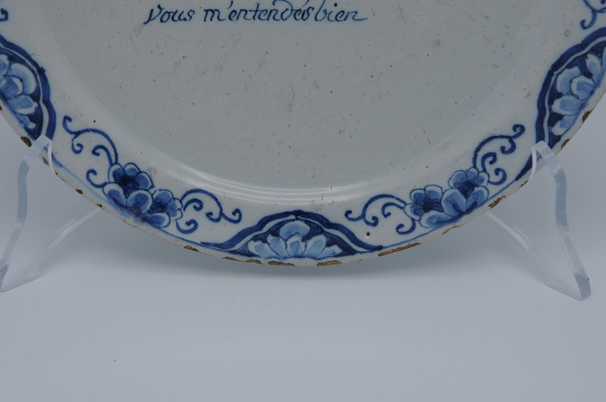 Assiette parlante en faïence de Delft à décor en camaïeu bleu, De Grieksche A, 1701–1735-photo-1