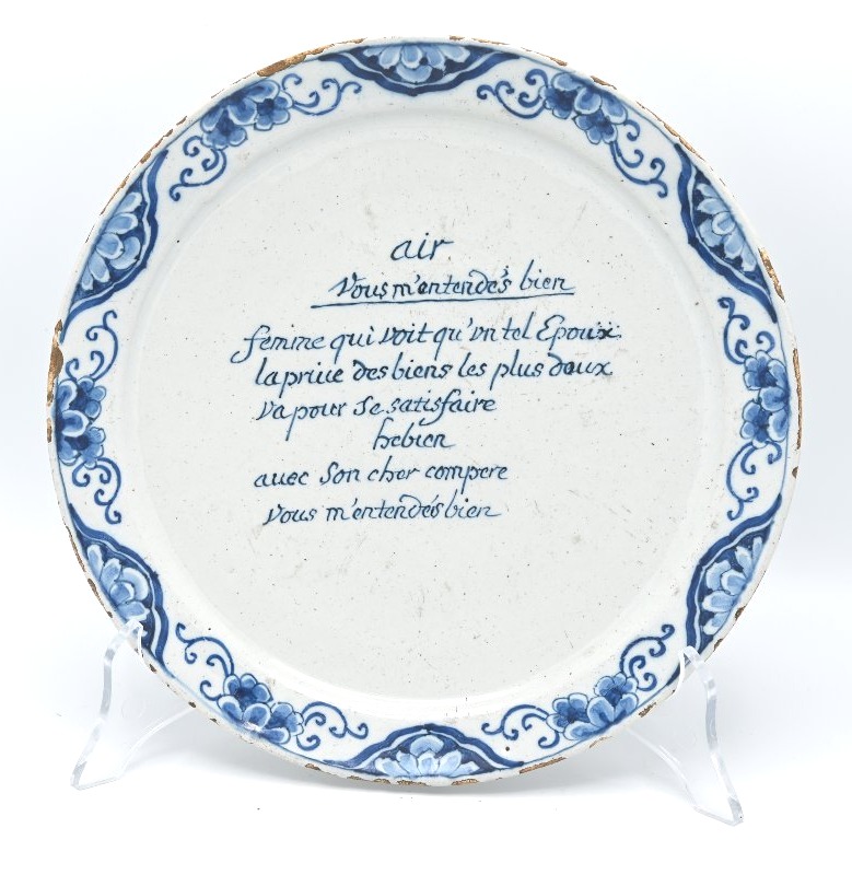 Assiette parlante en faïence de Delft à décor en camaïeu bleu, De Grieksche A, 1701–1735