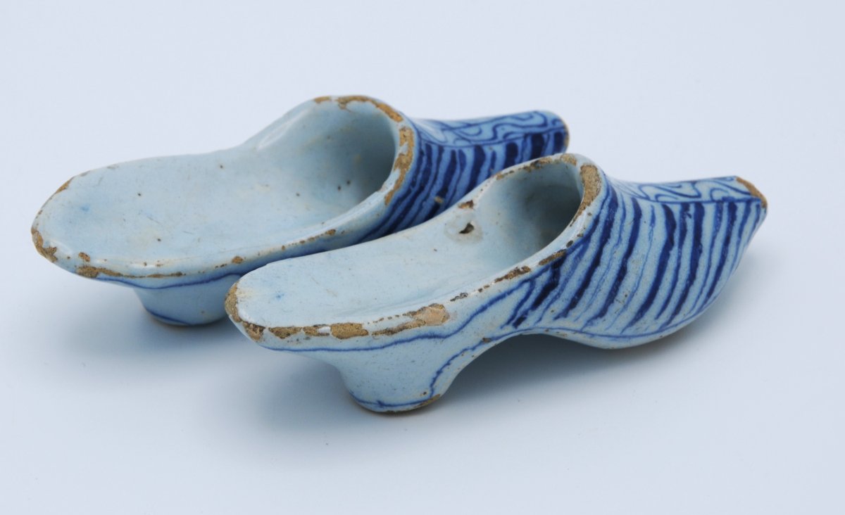 Delft - A Pair Of Dutch Delft Blue And White Slippers, 18th Century-photo-1
