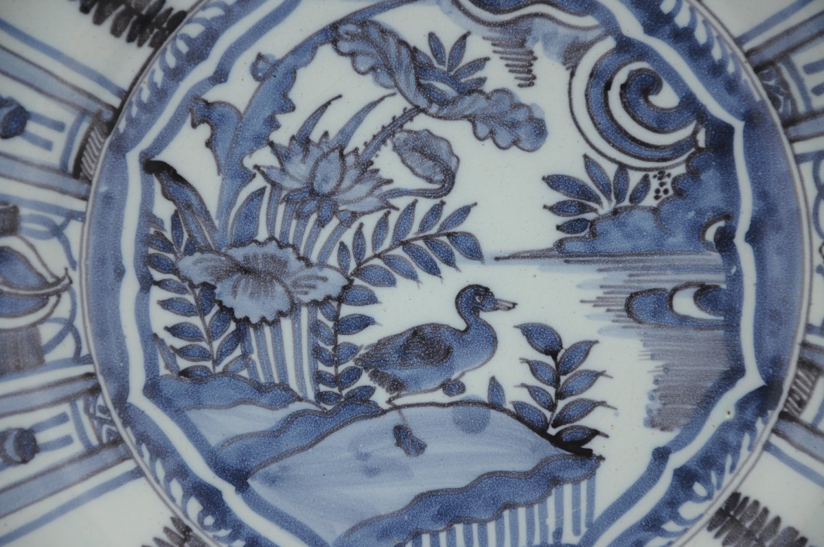 Grand plat en faïence de Delft en camaïeu bleu au canard, style Kraak-Wanli, fin du 17me siècle-photo-2