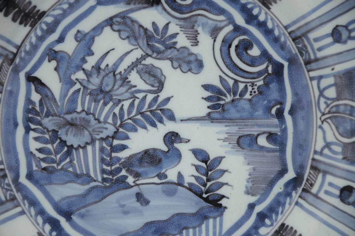 Grand plat en faïence de Delft en camaïeu bleu au canard, style Kraak-Wanli, fin du 17me siècle-photo-3
