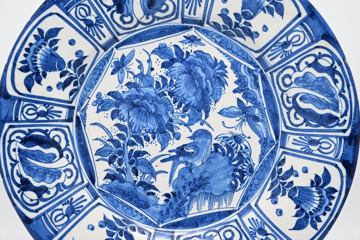 Grand plat en faïence de Delft, décor en camaïeu bleu de style Kraak-Wanli, fin du XVIIe siècle-photo-2