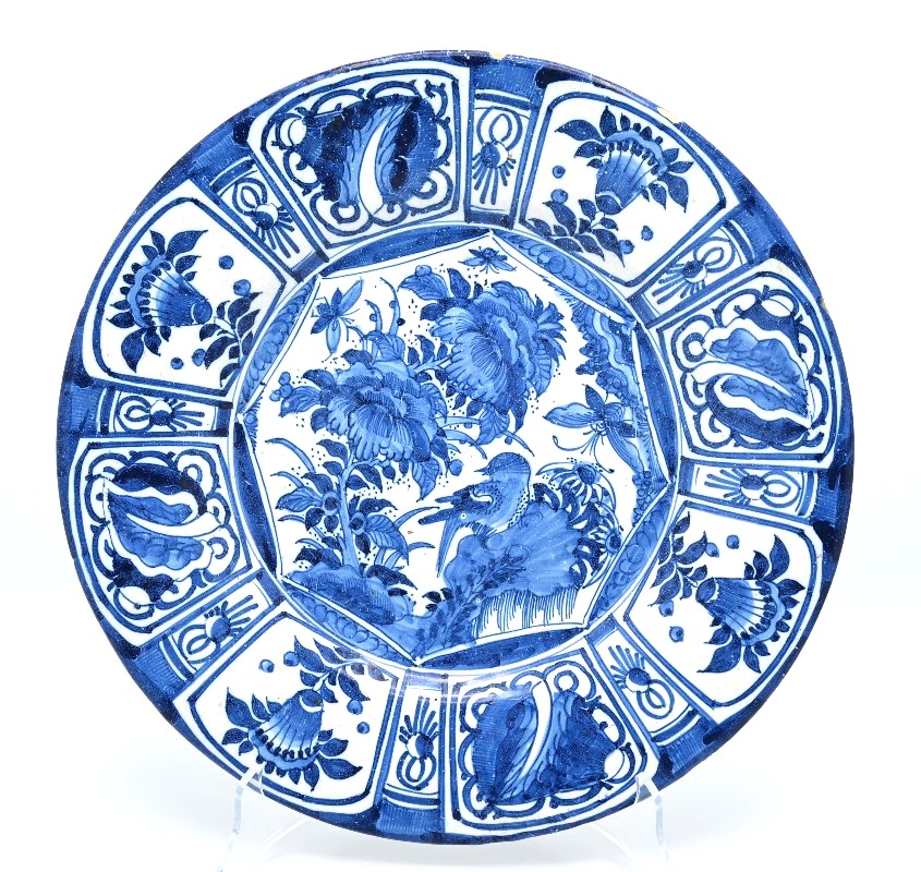 Grand plat en faïence de Delft, décor en camaïeu bleu de style Kraak-Wanli, fin du XVIIe siècle