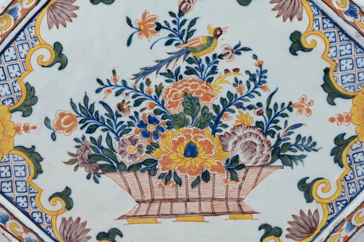 Plaque murale en faïence de Delft polychrome à décor de panier fleuri et d’oiseau, vers 1750  -photo-2