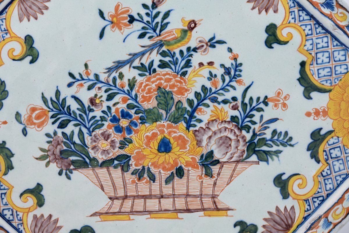 Plaque murale en faïence de Delft polychrome à décor de panier fleuri et d’oiseau, vers 1750  -photo-3