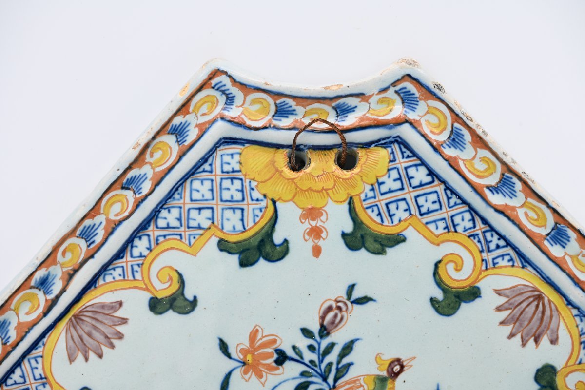 Plaque murale en faïence de Delft polychrome à décor de panier fleuri et d’oiseau, vers 1750  -photo-4