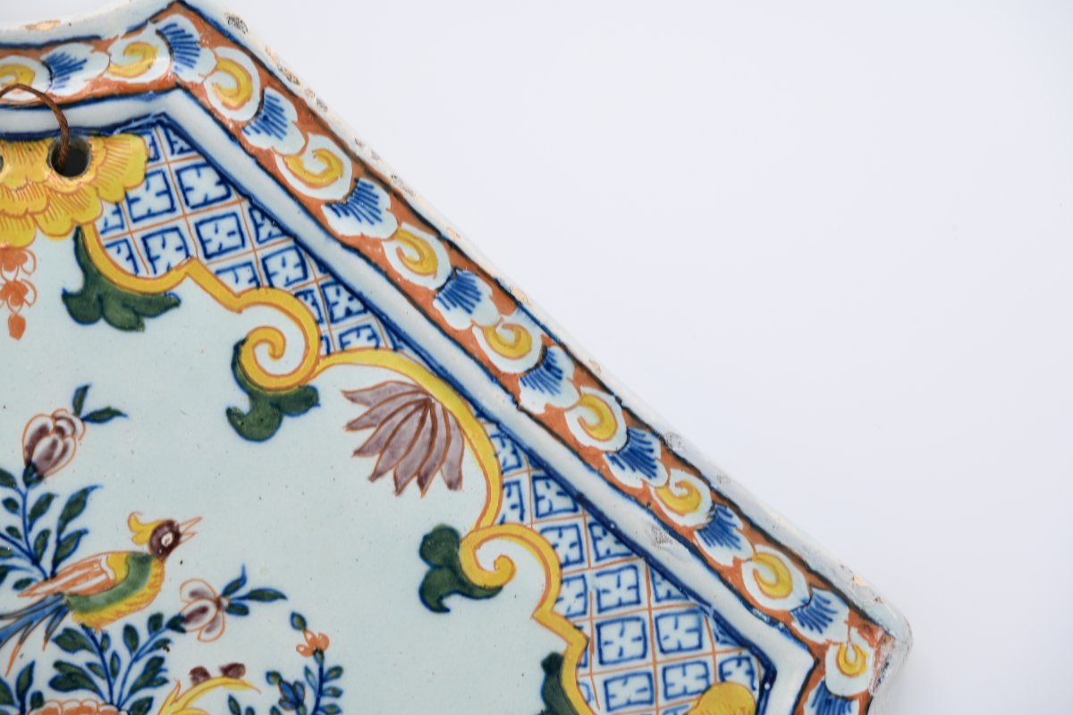 Plaque murale en faïence de Delft polychrome à décor de panier fleuri et d’oiseau, vers 1750  -photo-1