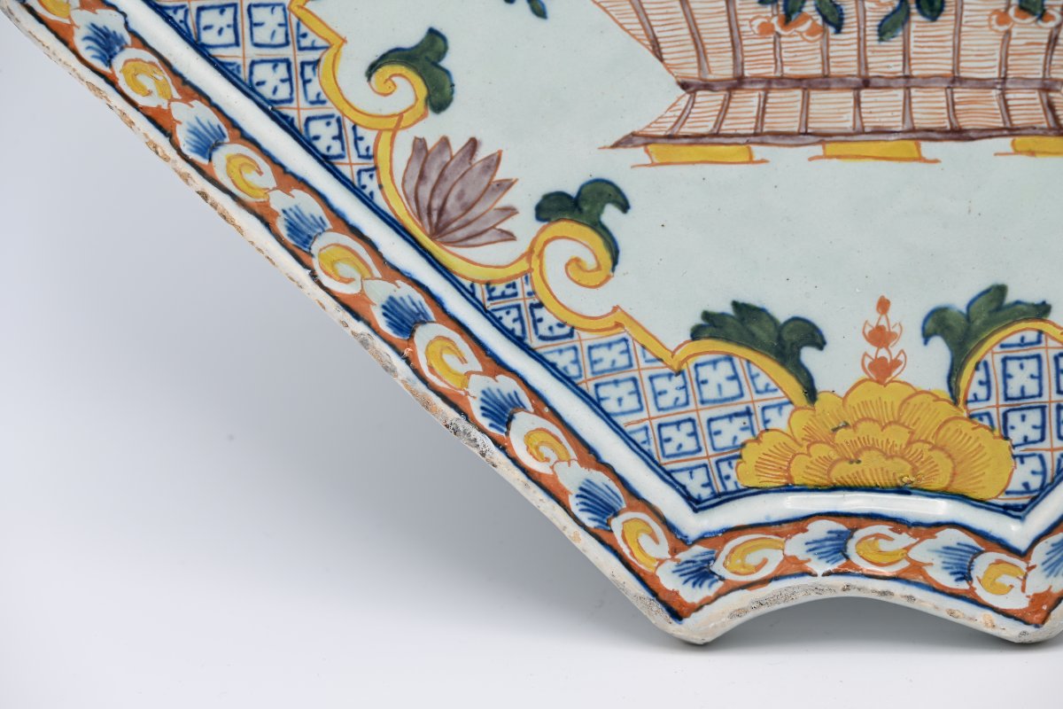 Plaque murale en faïence de Delft polychrome à décor de panier fleuri et d’oiseau, vers 1750  -photo-3
