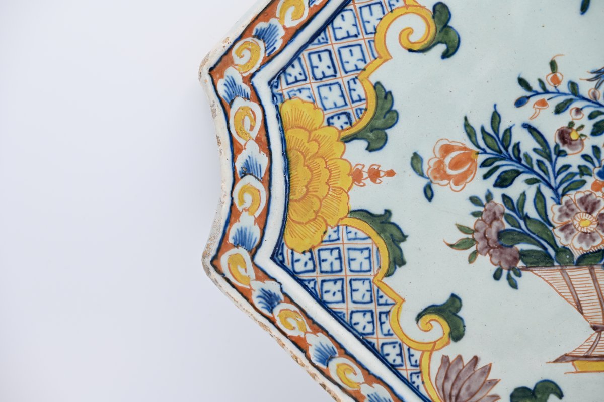 Plaque murale en faïence de Delft polychrome à décor de panier fleuri et d’oiseau, vers 1750  -photo-4