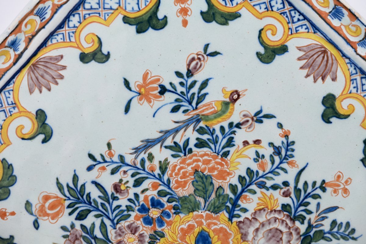 Plaque murale en faïence de Delft polychrome à décor de panier fleuri et d’oiseau, vers 1750  -photo-5