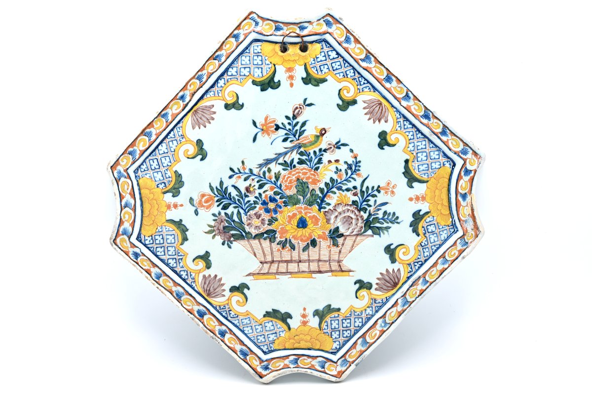 Plaque murale en faïence de Delft polychrome à décor de panier fleuri et d’oiseau, vers 1750  
