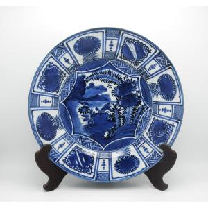 Japon - Grand plat en porcelaine d’Arita à décor 'kraak, époque Edo 1670–1690