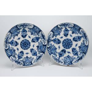 Paire d’assiettes en faïence de Delft, début du XVIIIe siècle