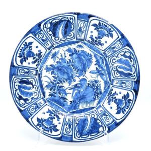 Grand plat en faïence de Delft, décor en camaïeu bleu de style Kraak-Wanli, fin du XVIIe siècle