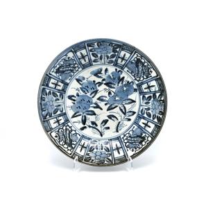 Grand plat en porcelaine d’Arita à décor bleu et blanc de style kraak, époque Edo, vers 1680