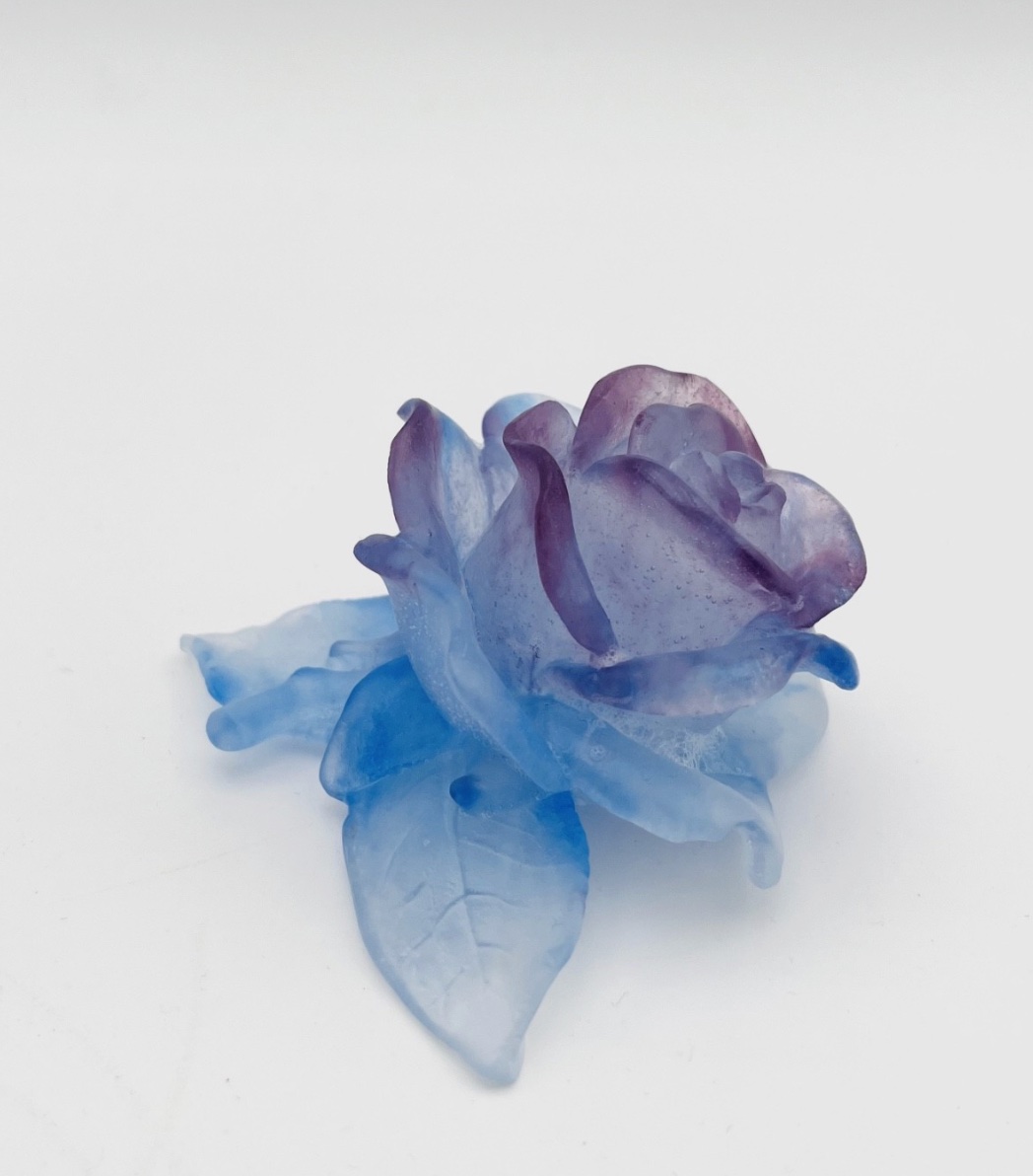 Presse-papiers en pâte de verre Daum – Rose bleue et rose -photo-2