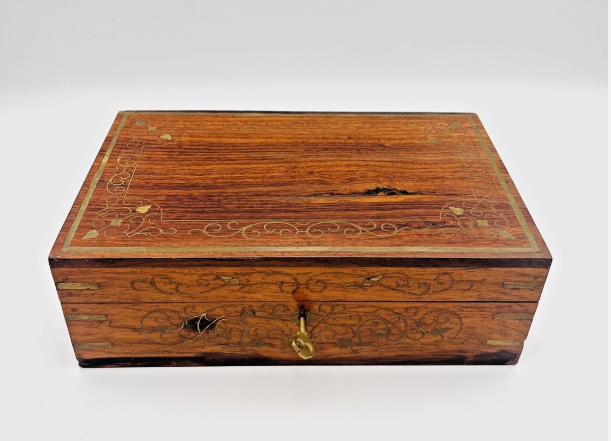 Coffret à bijoux marqueté en bois et laiton