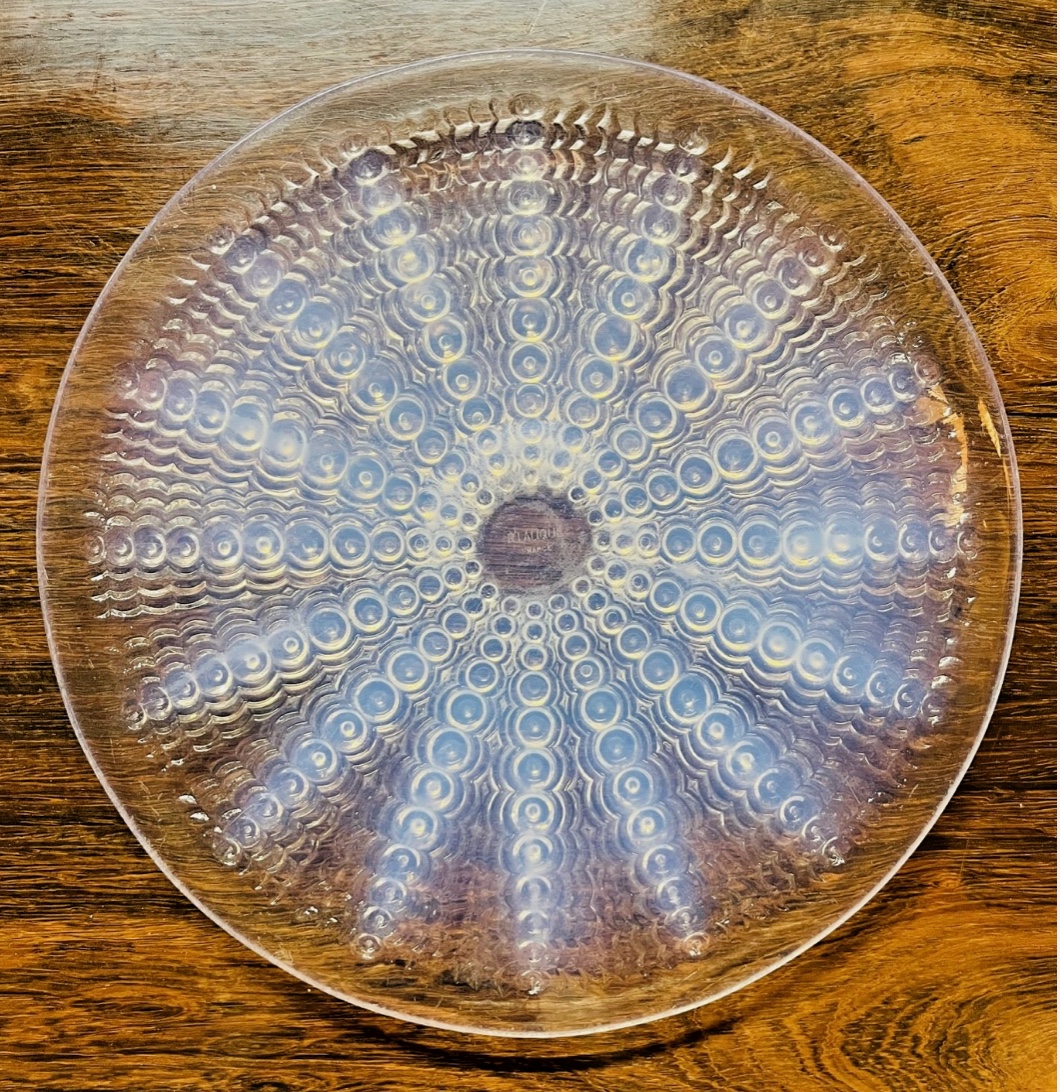Plat René Lalique modèle Oursin verre opalescent