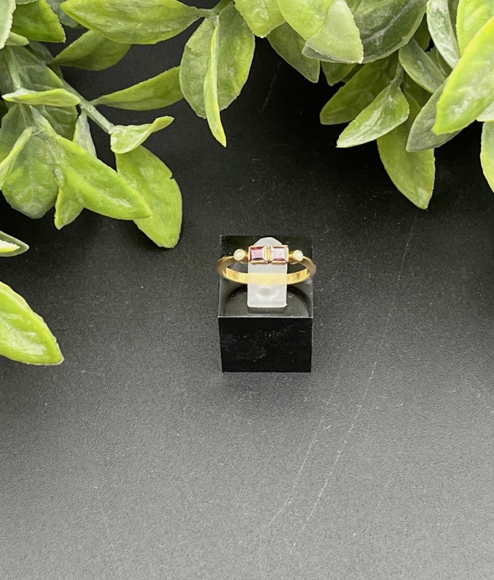 Bague or 18K – Petite pierre rose carrée & deux perles - -photo-2