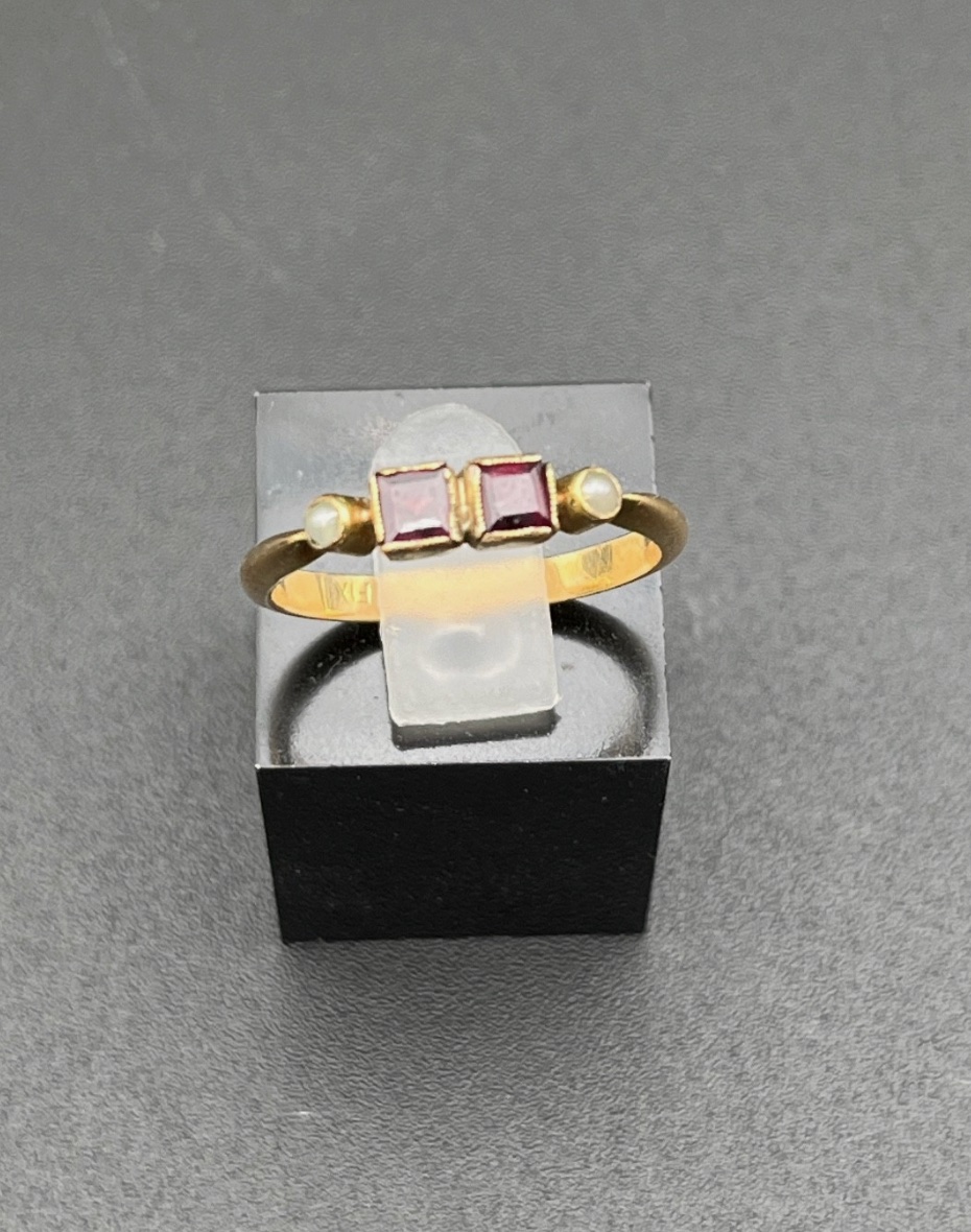 Bague or 18K – Petite pierre rose carrée & deux perles - -photo-3