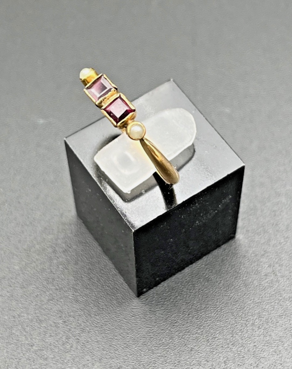 Bague or 18K – Petite pierre rose carrée & deux perles - -photo-4