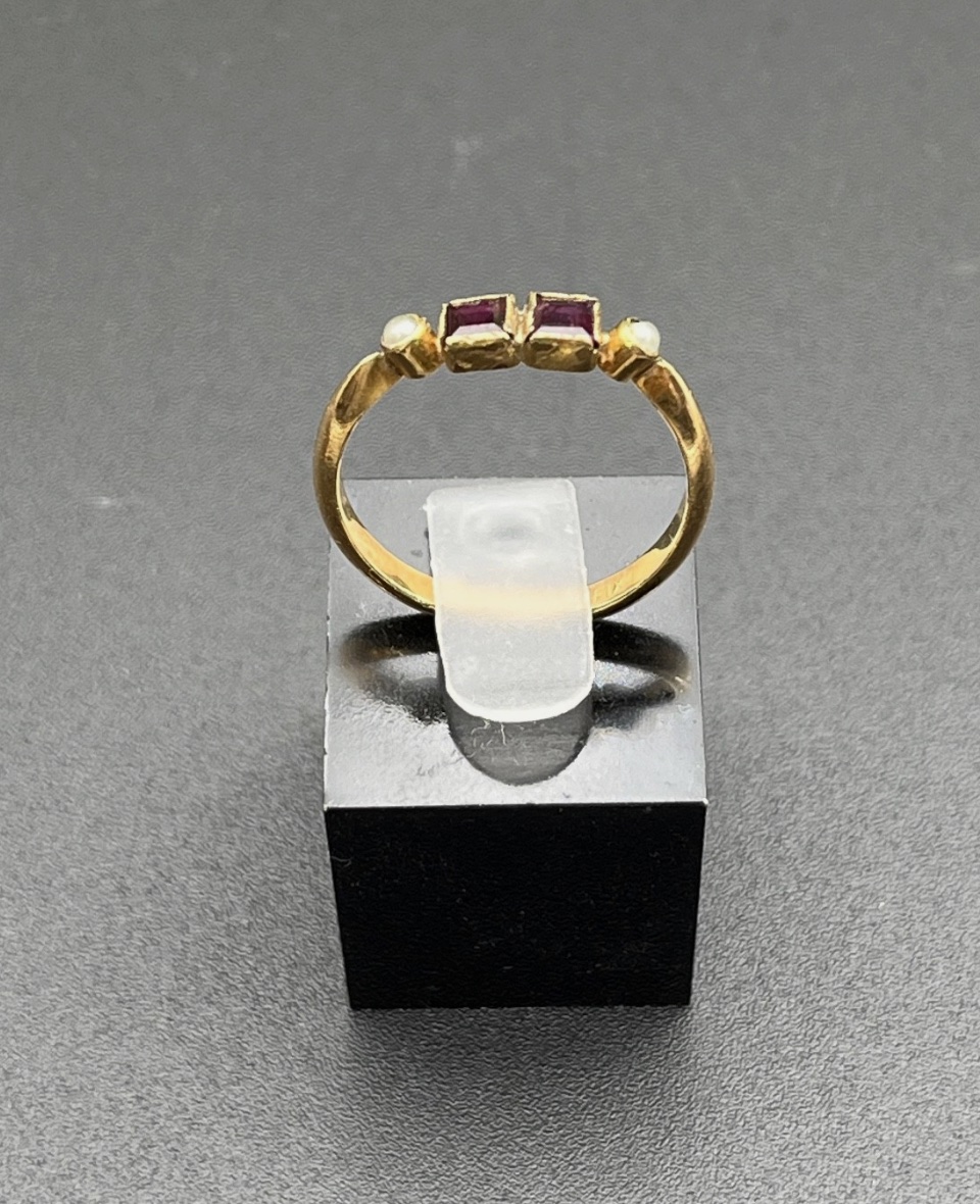 Bague or 18K – Petite pierre rose carrée & deux perles - -photo-1