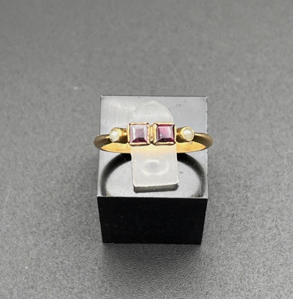 Bague or 18K – Petite pierre rose carrée & deux perles - -photo-3