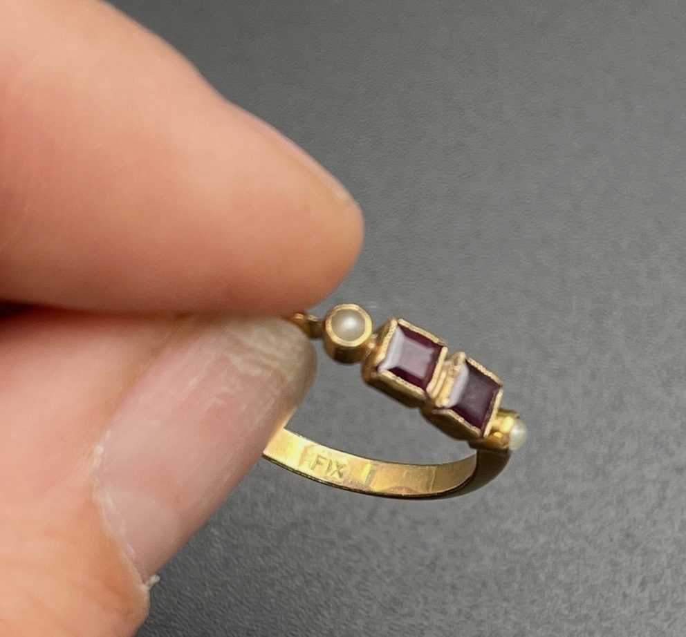 Bague or 18K – Petite pierre rose carrée & deux perles - -photo-4