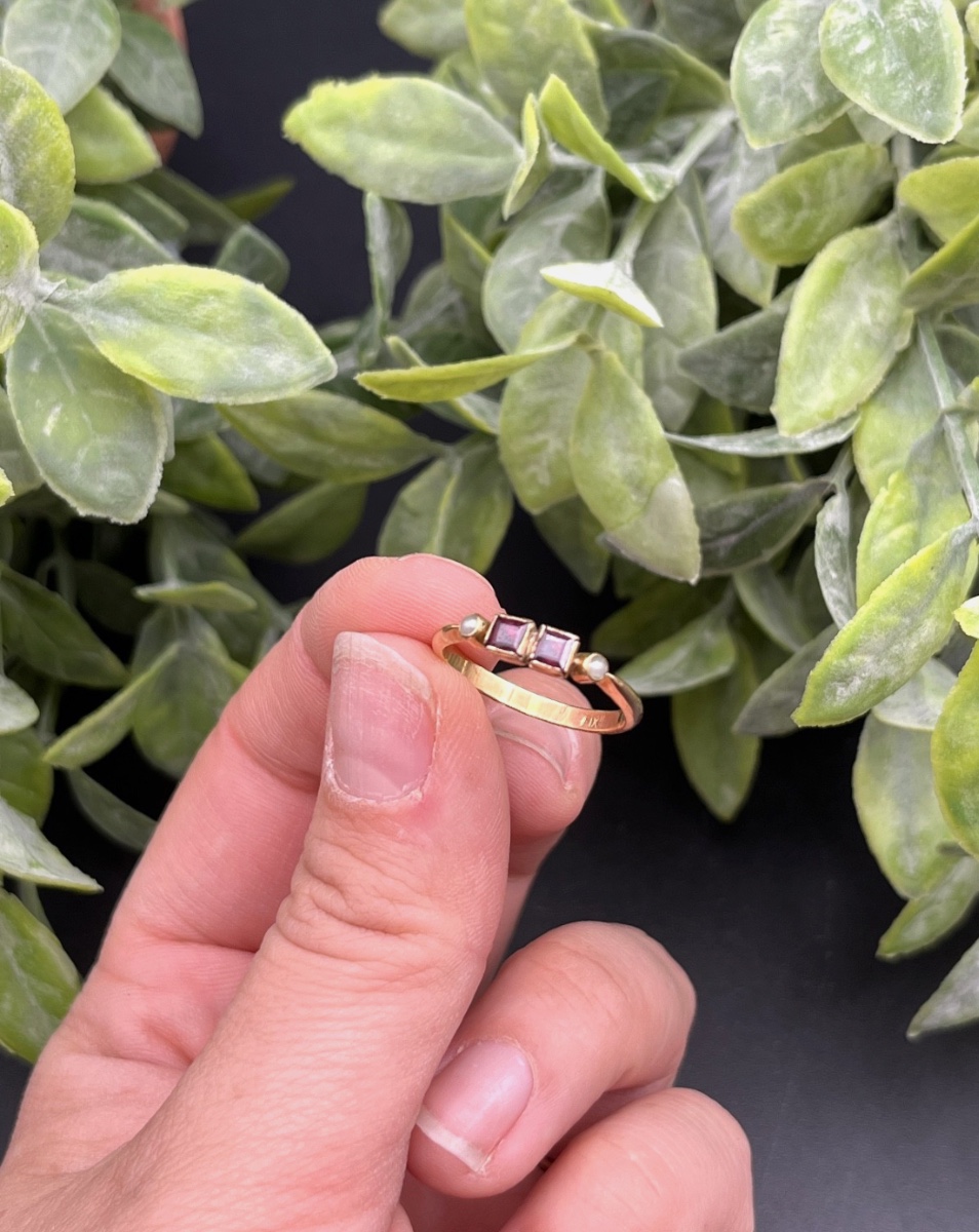 Bague or 18K – Petite pierre rose carrée & deux perles - 