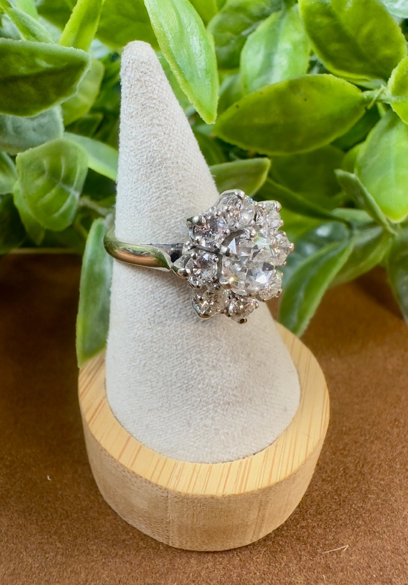 Daisy Ring In 18k Gold And Diamonds-photo-2