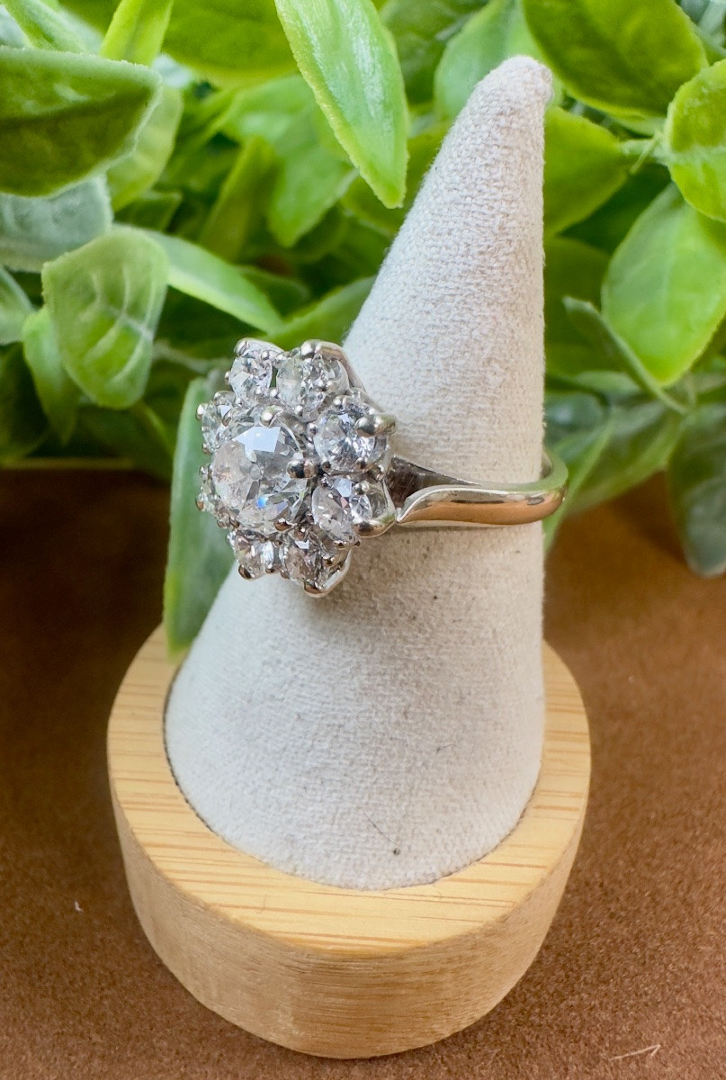 Daisy Ring In 18k Gold And Diamonds-photo-3