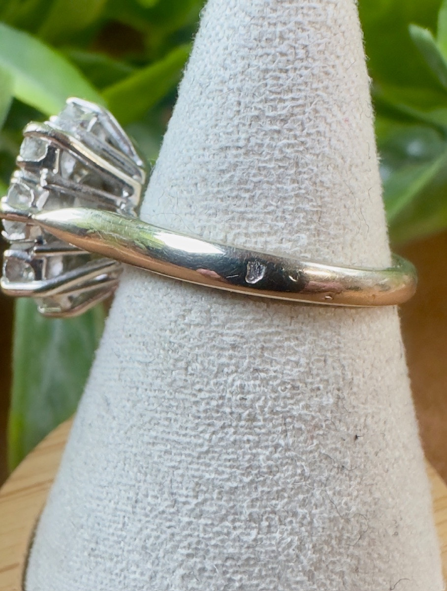 Daisy Ring In 18k Gold And Diamonds-photo-4