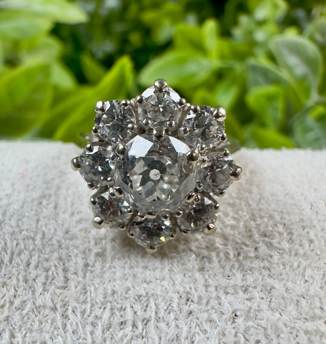 Daisy Ring In 18k Gold And Diamonds-photo-1