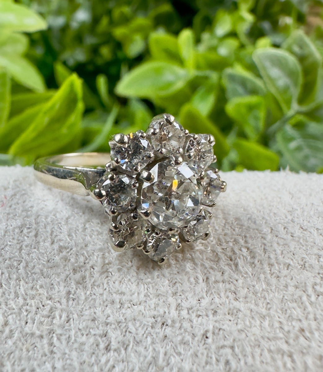 Daisy Ring In 18k Gold And Diamonds-photo-3