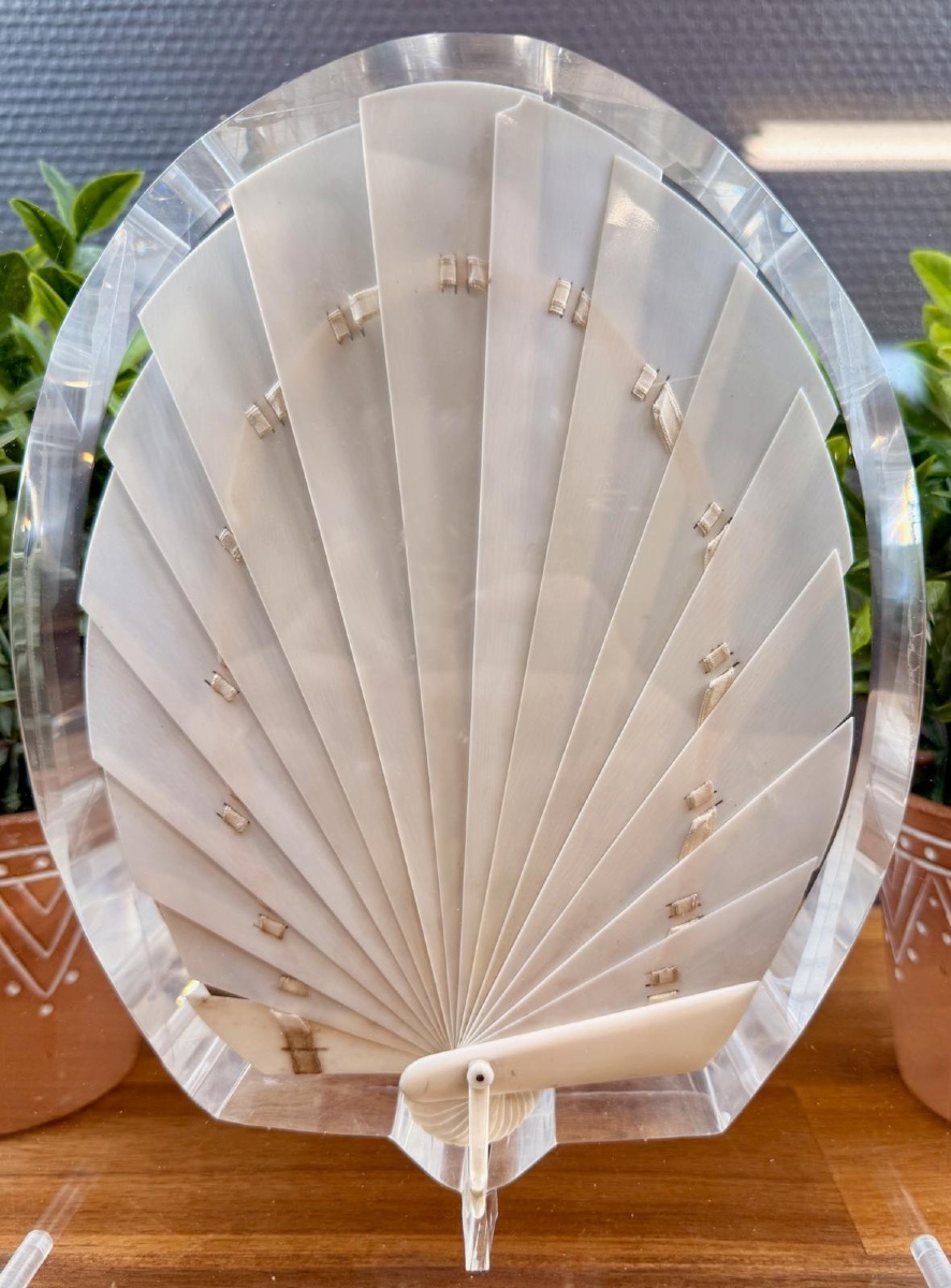 Éventail en plexiglas de Claude de Muzac-photo-2