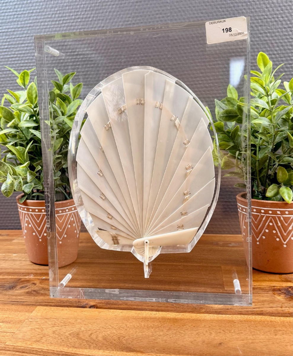 Éventail en plexiglas de Claude de Muzac